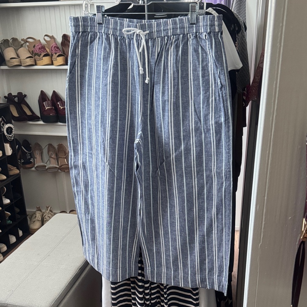 NWOT beachlunchlounge Blue and White Striped Cropped Pants SzL